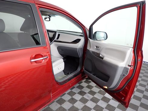 Used 2015 Toyota Sienna XLE w/ XLE Navigation Package image 39