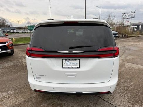 Used 2022 Chrysler Pacifica Touring-L image 3