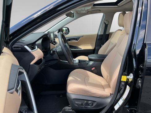 Certified 2020 Toyota RAV4 XLE w/ Convenience Package AWD/4WD image 9