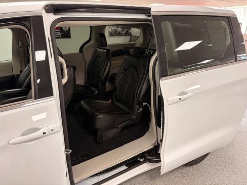Used 2024 Chrysler Pacifica Touring-L FWD image 21