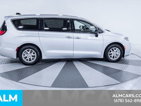 Used 2024 Chrysler Pacifica Touring-L image 11