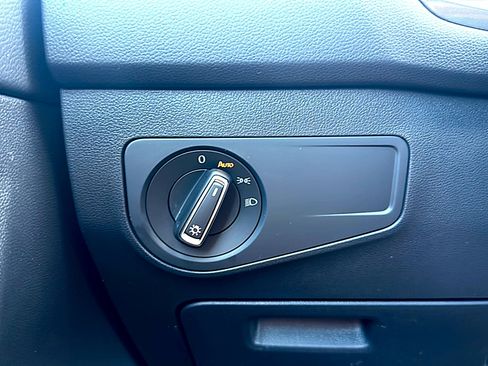 Used 2024 Volkswagen Tiguan SE w/ Panoramic Sunroof Package image 34