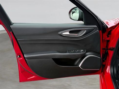 Used 2020 Alfa Romeo Giulia w/ Nero Edizione image 11