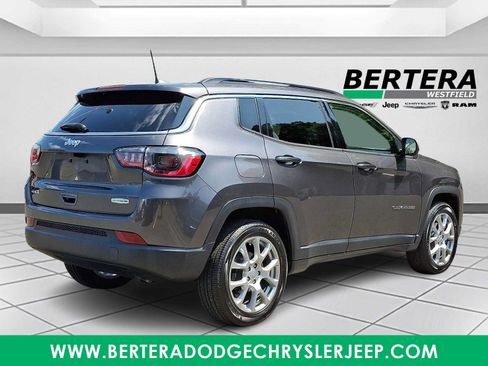 Used 2022 Jeep Compass Latitude AWD/4WD image 6