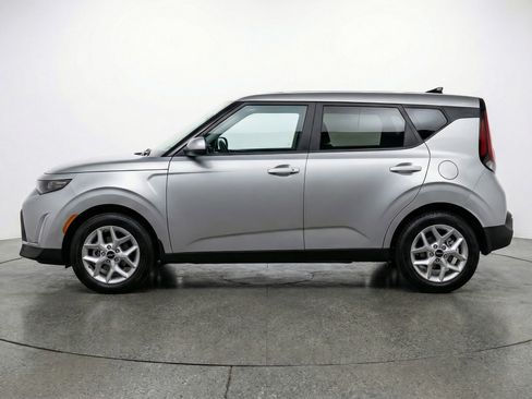 Used 2025 Kia Soul LX w/ LX Technology Package image 5
