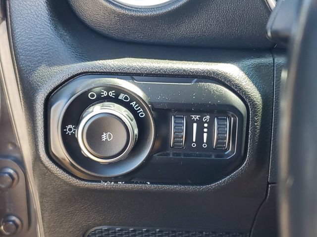 Used 2018 Jeep Wrangler Unlimited Sahara w/ Safety Group AWD/4WD image 22