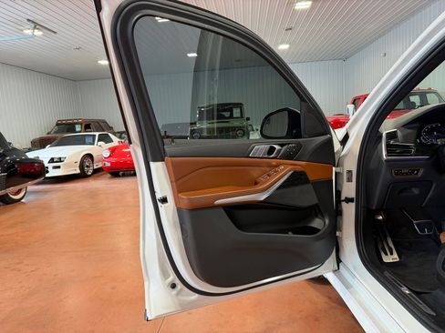 Used 2022 BMW X7 xDrive40i w/ M Sport Package AWD/4WD image 17