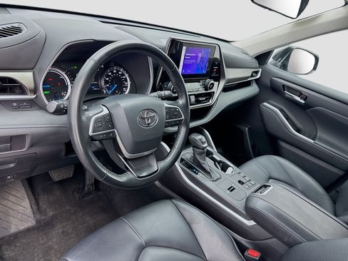 Used 2023 Toyota Highlander XLE AWD/4WD image 7