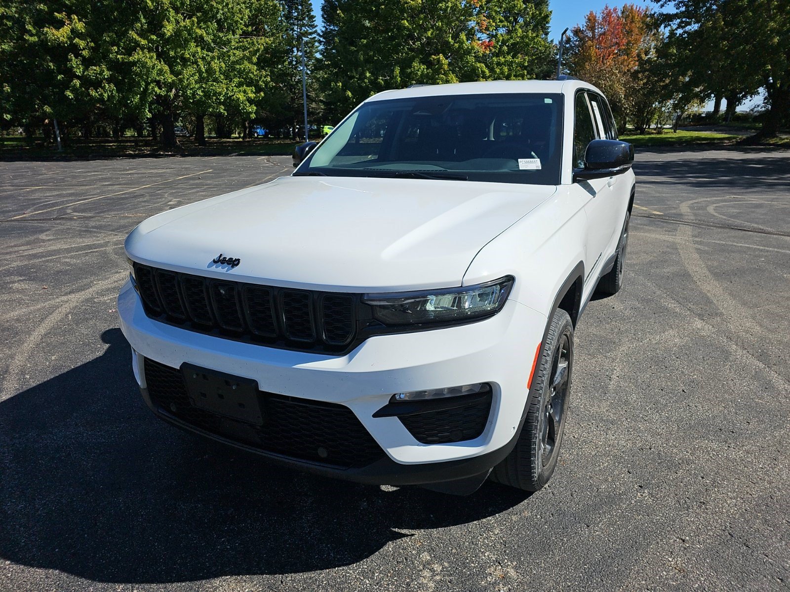 Used 2023 Jeep Grand Cherokee Limited w/ Luxury Tech Group II AWD/4WD image 2