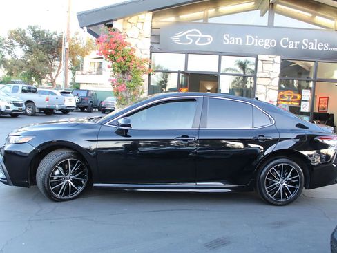 Used 2023 Toyota Camry SE image 2