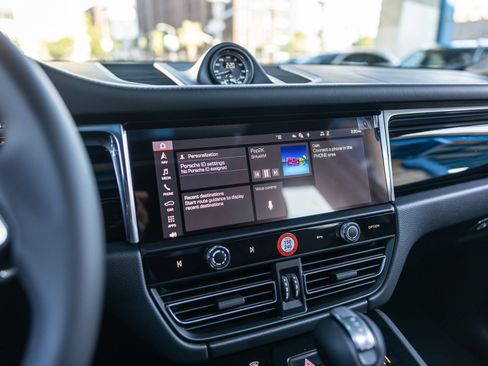 Certified 2026 Porsche Macan AWD/4WD image 25