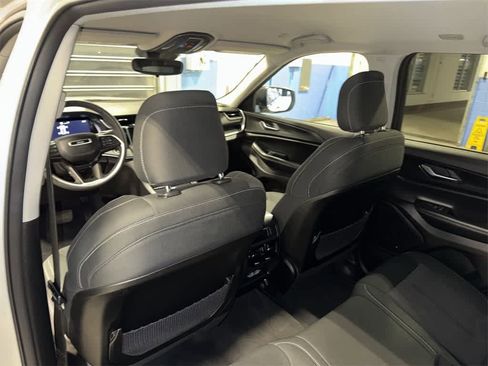 Used 2023 Jeep Grand Cherokee Laredo image 26