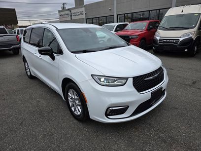 Used 2025 Chrysler Pacifica Select