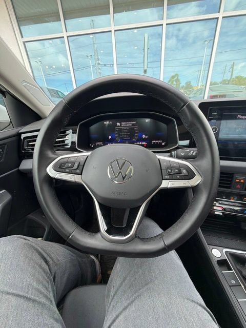 Used 2025 Volkswagen Jetta SE FWD image 5