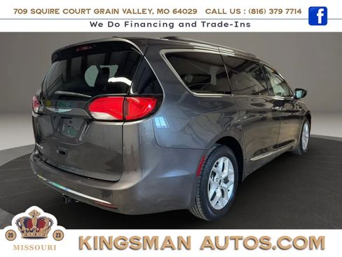 Used 2017 Chrysler Pacifica Touring-L w/ Tire & Wheel Group FWD image 4