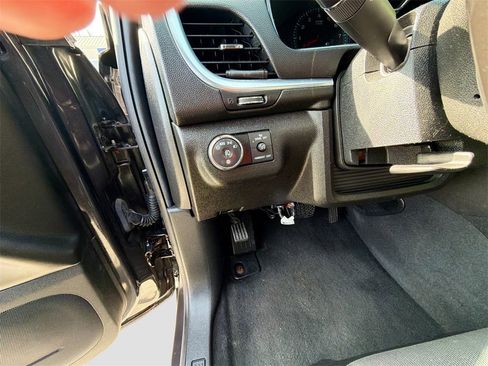 Used 2017 Chevrolet Traverse LT image 12