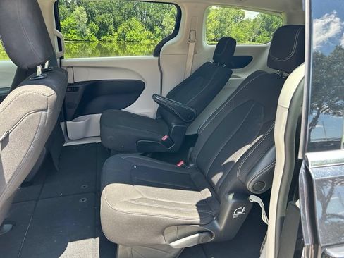 Used 2023 Chrysler Voyager LX FWD image 14