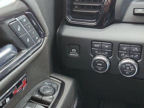 Used 2024 GMC Sierra 1500 AT4 w/ Technology Package AWD/4WD image 17