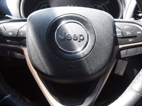 Used 2015 Jeep Cherokee Latitude FWD image 9