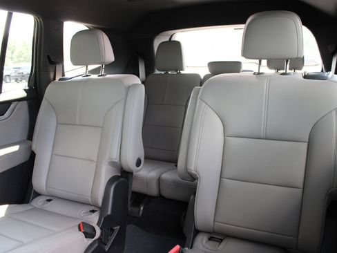Used 2026 GMC Acadia Elevation w/ Elevation Premium Package FWD image 16