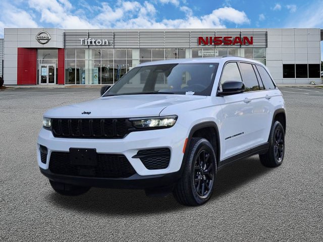 Used 2025 Jeep Grand Cherokee Altitude AWD/4WD image 8