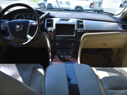 Used 2011 Cadillac Escalade Premium AWD/4WD image 15