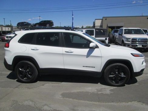 Used 2018 Jeep Cherokee Latitude w/ Altitude Package AWD/4WD image 2