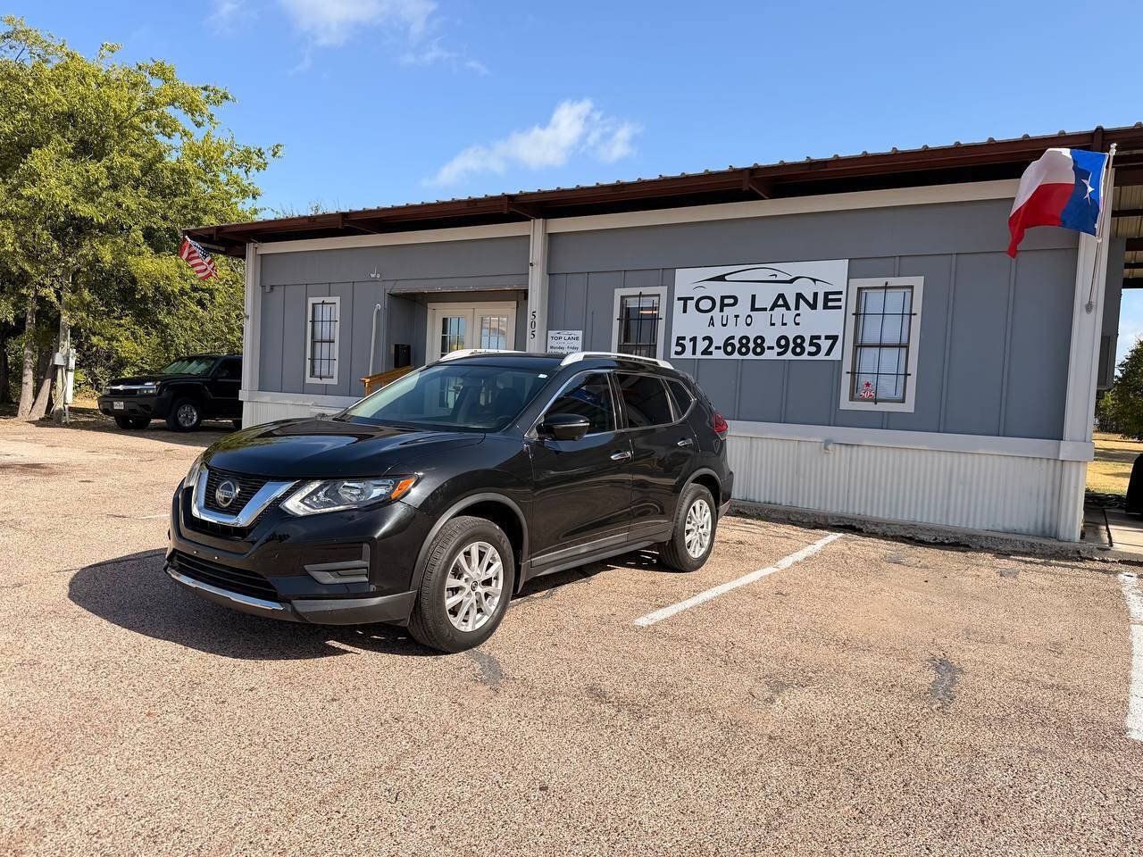 Used 2018 Nissan Rogue SV w/ Premium Package FWD image 2