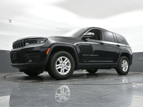 Used 2023 Jeep Grand Cherokee Laredo w/ Luxury Tech Group I AWD/4WD image 43