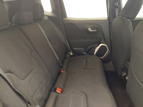 Used 2018 Jeep Renegade Latitude FWD image 19