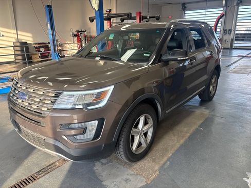 Used 2016 Ford Explorer XLT w/ Equipment Group 202A AWD/4WD image 2
