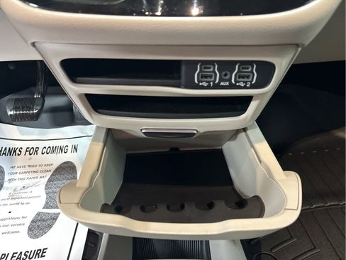 Used 2023 Chrysler Pacifica Touring-L image 19