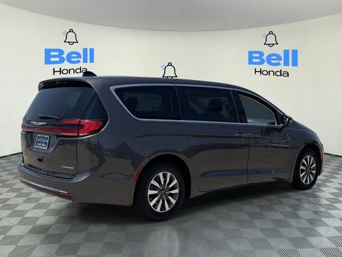 Used 2023 Chrysler Pacifica Touring-L FWD image 4