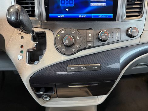 Used 2011 Toyota Sienna SE w/ Towing Pkg FWD image 18