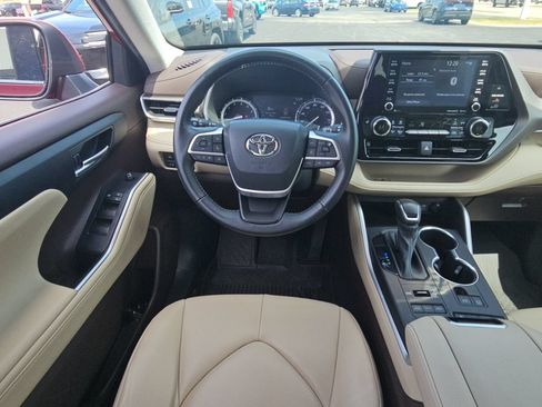 Used 2022 Toyota Highlander XLE AWD/4WD image 9