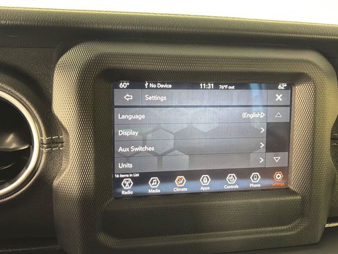 Used 2019 Jeep Wrangler Unlimited Sahara w/ Cold Weather Group AWD/4WD image 33