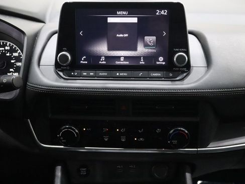 Used 2024 Nissan Rogue S image 29