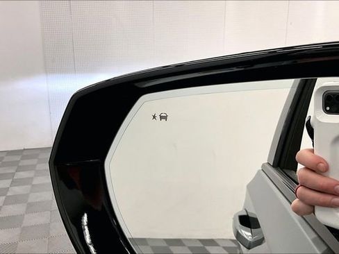 Used 2024 GMC Yukon XL AT4 image 32