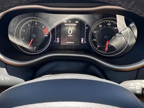 Used 2018 Jeep Cherokee Latitude w/ Cold Weather Group AWD/4WD image 12