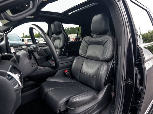 Used 2023 Lincoln Navigator Reserve AWD/4WD image 16