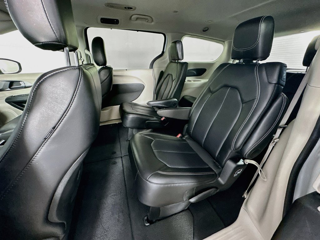 Certified 2024 Chrysler Pacifica Touring-L FWD image 34