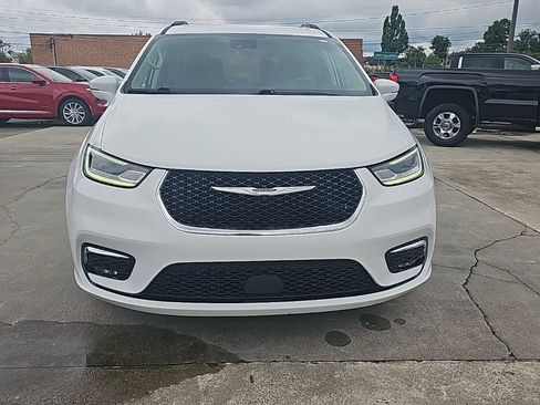 Used 2022 Chrysler Pacifica Touring-L image 3