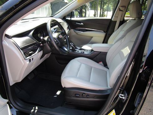 Used 2021 Cadillac XT4 Luxury w/ Cold Weather Package FWD image 11