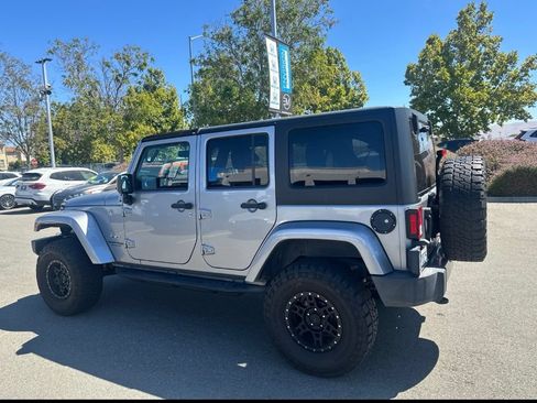 Used 2018 Jeep Wrangler Unlimited Sahara AWD/4WD image 4