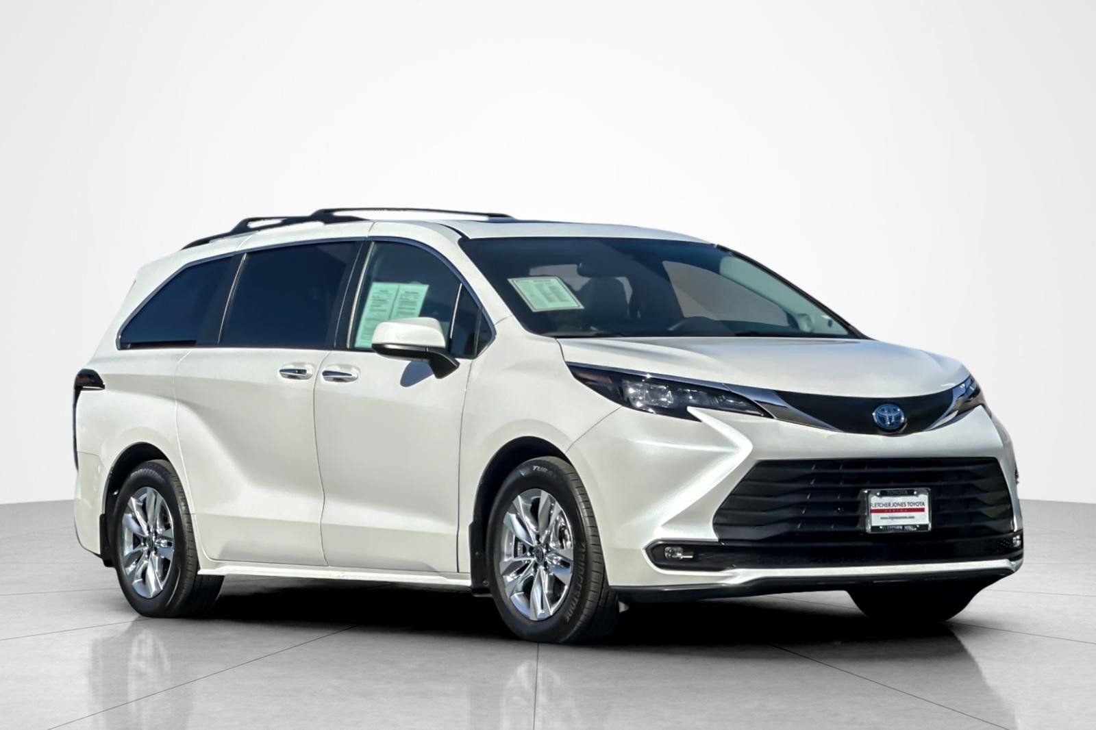 Used 2025 Toyota Sienna XLE w/ XLE Plus Package AWD/4WD image 7