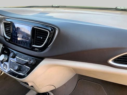 Used 2017 Chrysler Pacifica Touring-L FWD image 16