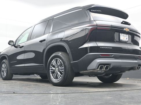 Used 2025 Chevrolet Traverse LT image 25