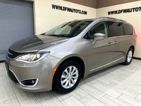 Used 2018 Chrysler Pacifica Touring-L Plus image 2