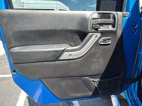 Used 2015 Jeep Wrangler Unlimited Rubicon AWD/4WD image 9