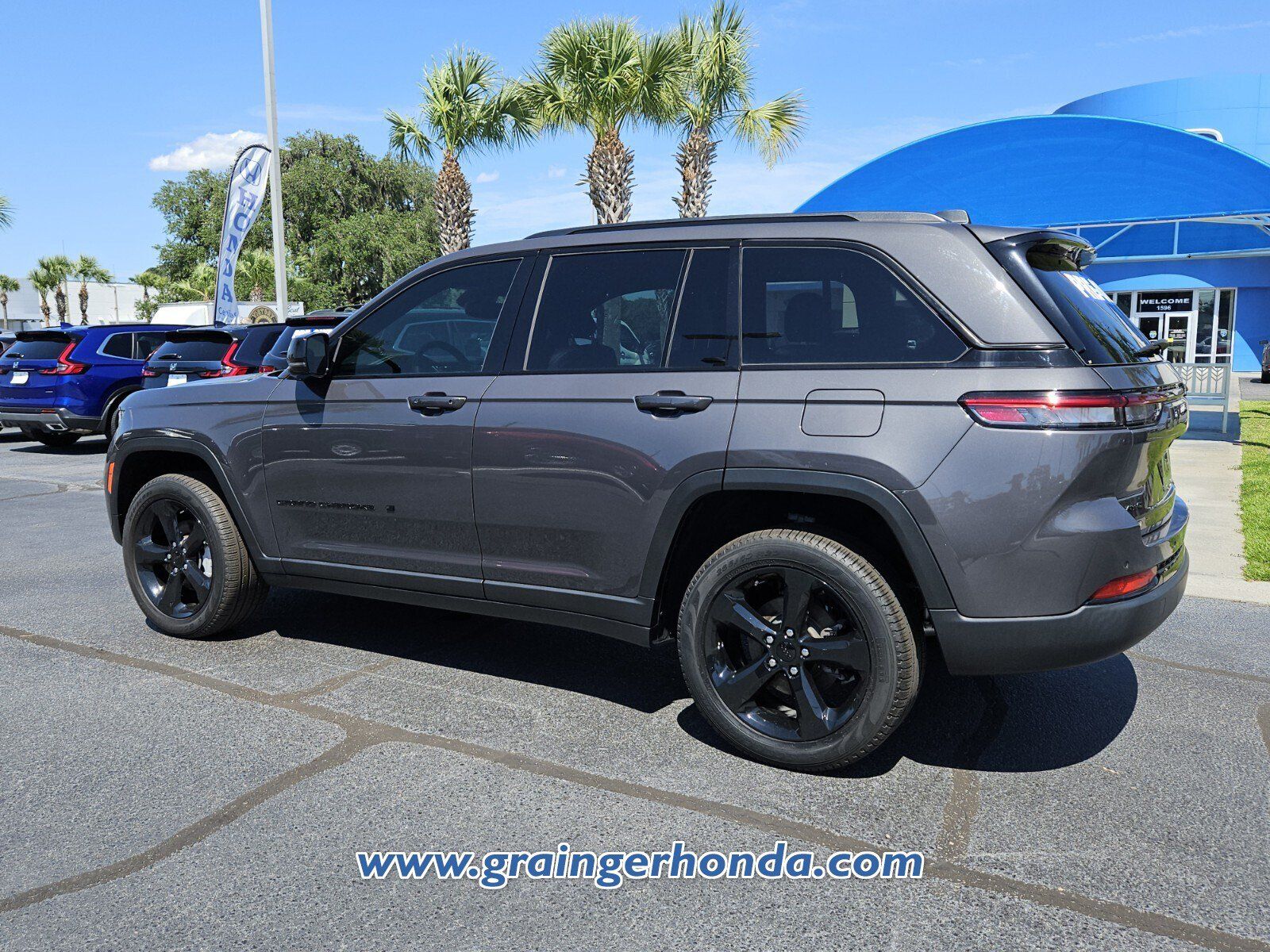 Used 2024 Jeep Grand Cherokee Limited w/ Black Appearance Package AWD/4WD image 3